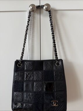 CHANEL Black Patchwork Quilted Lambskin Chain-Handle Shoulder Bag